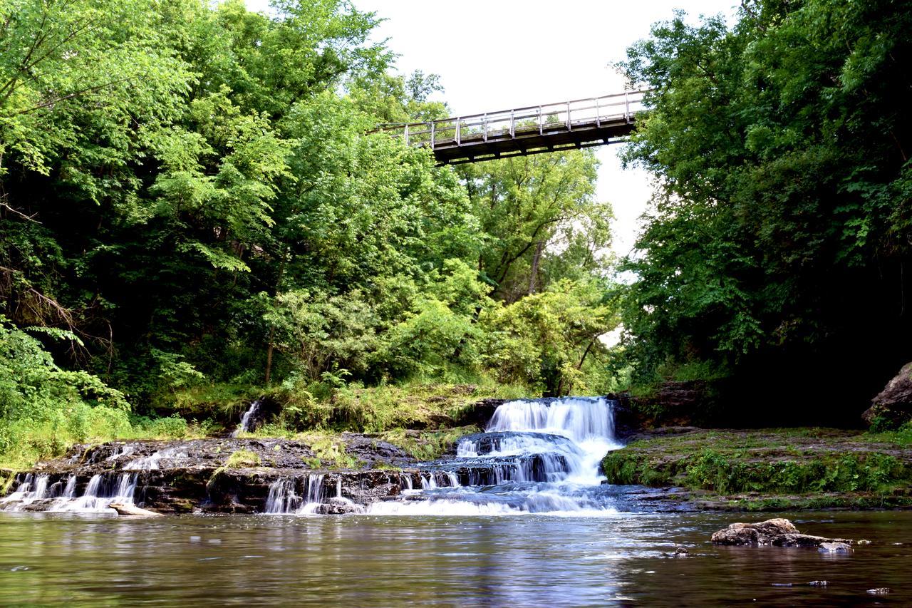Country Inn River Falls Экстерьер фото