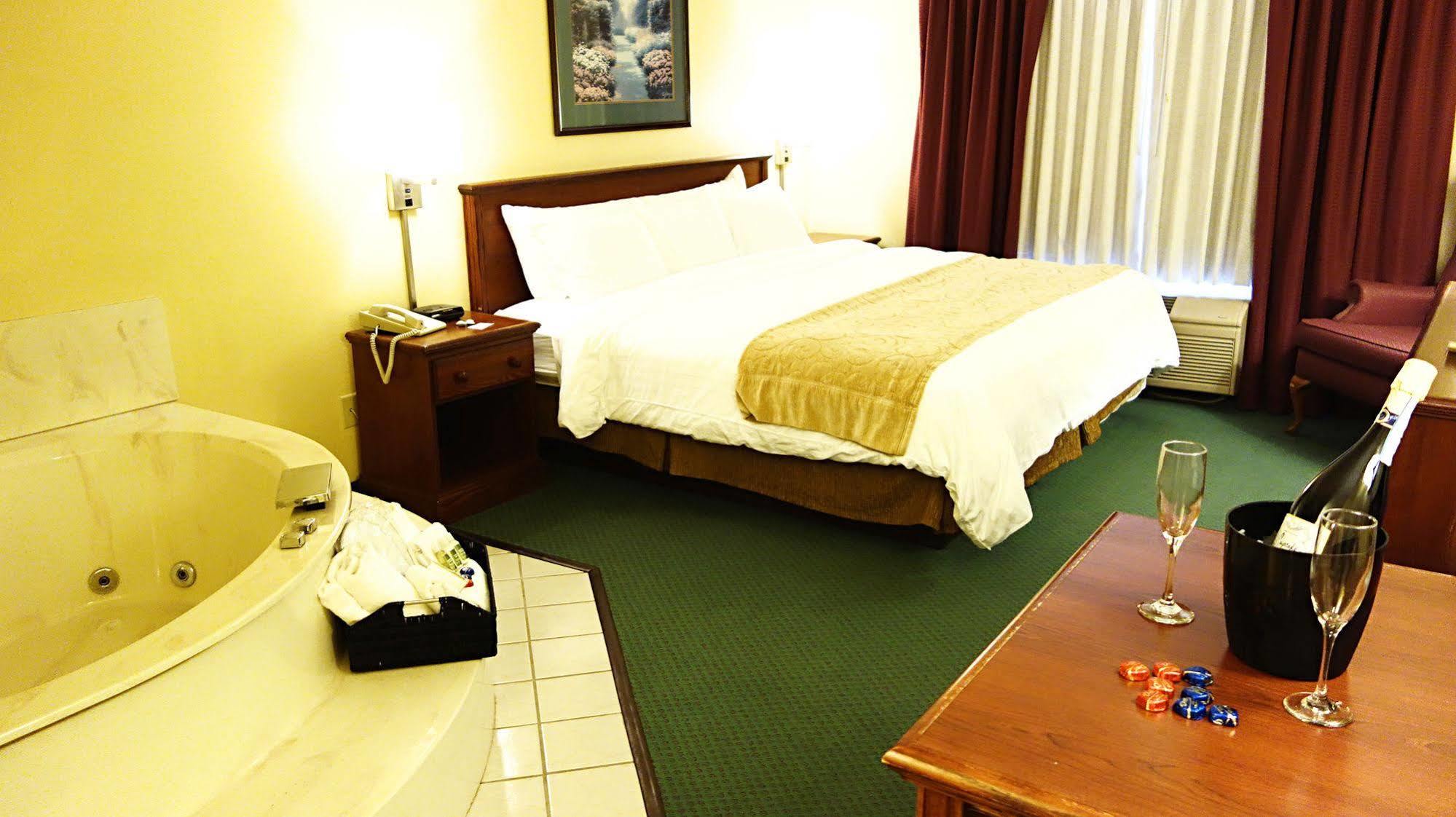 Country Inn River Falls Экстерьер фото